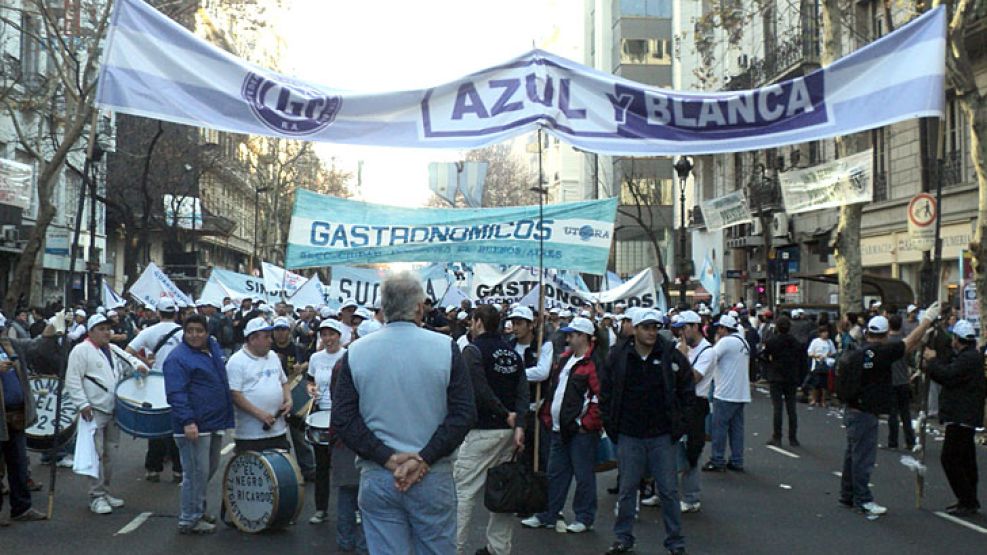 La columna del gremio de Barrionuevo en la Avenida de Mayo.