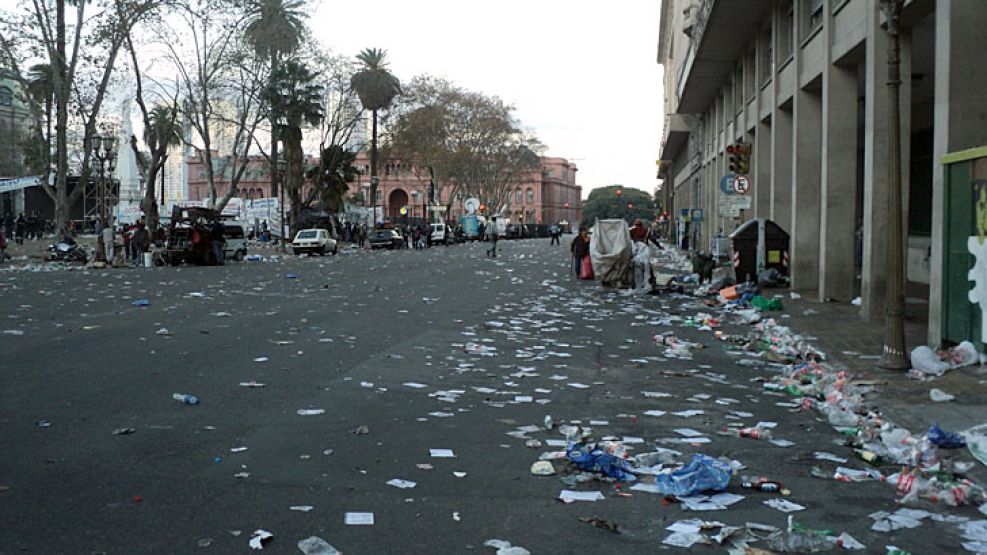 Latas, botellas de plástico y de vidrio, papeles, banderas, afiches... La Plaza de Mayo quedó muy sucia tras el acto de Hugo Moyano.