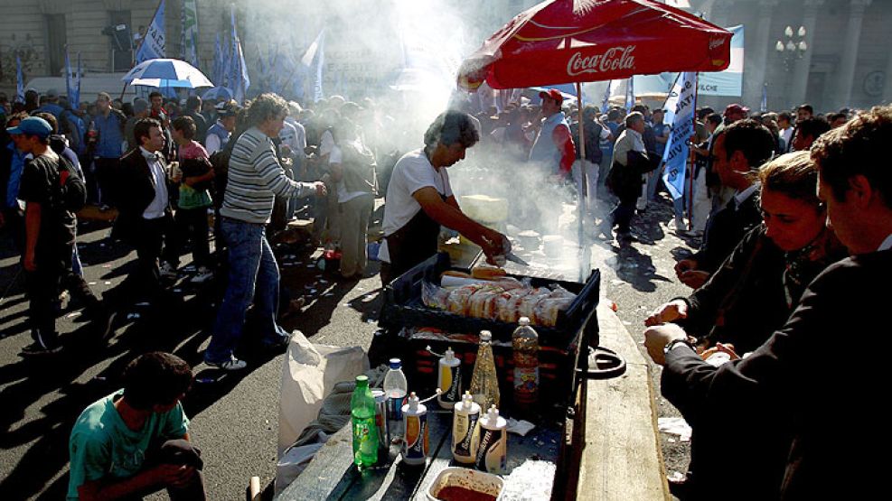 Los vendedores de chioripan hicieron un buen negocio en el acto de Moyano.