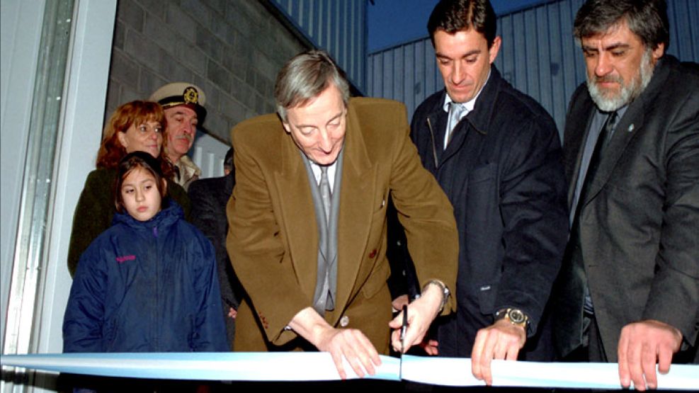 El por entonces gobernador de Santa Cruz, Néstor Kirchner con Fernando Álvarez Castellano dueño de Conarpesa en la inauguración de la planta de aceite omega 3.