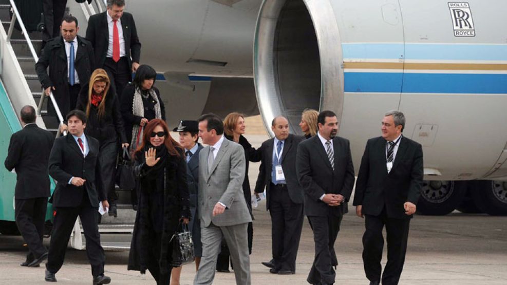 Cristina Fernández, al arribar al aeropuerto de Mendoza esta tarde, para la Cumbre del Mercosur.