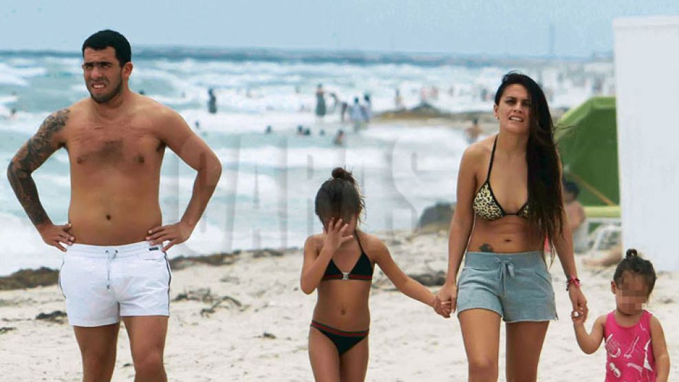 Tevez, con su mujer y sus hijas en la playa.