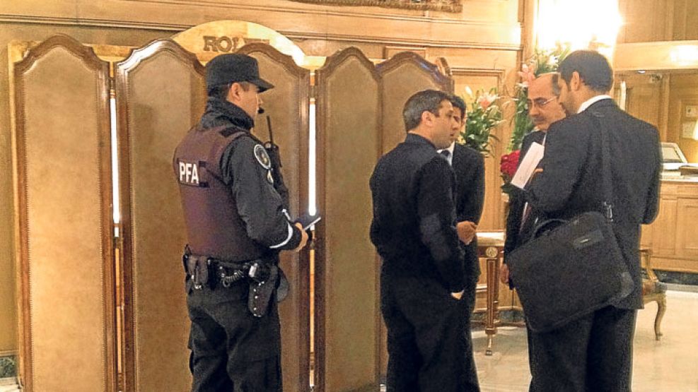 El domingo pasado, minutos después del robo, personal de la Policía Federal modificó la habitual calma que hay en el hall.