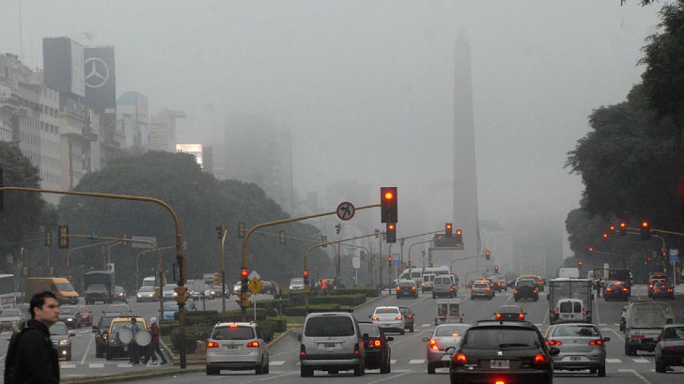 La ciudad de Buenos Aires cubierta por la niebla. 