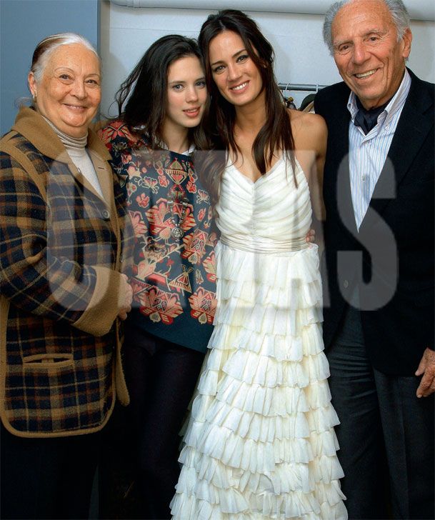 Paula con sus abuelos y su hermana