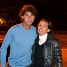La cantante lírica argentina Gaby Pochinki ofreció una serie de recitales en España y en uno de ellos se encontó con el tenista Rafael Nadal que la felicitó por su angelical voz. 