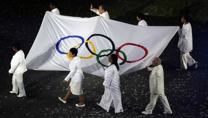 daniel-baremboin-llevo-la-bandera-olimpica