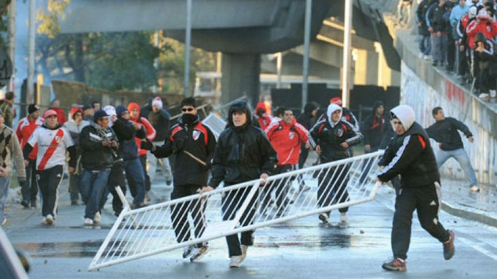 Los hinchas de River que venían de La Plata se trenzan en el Monumental con la policía los custodiaba.