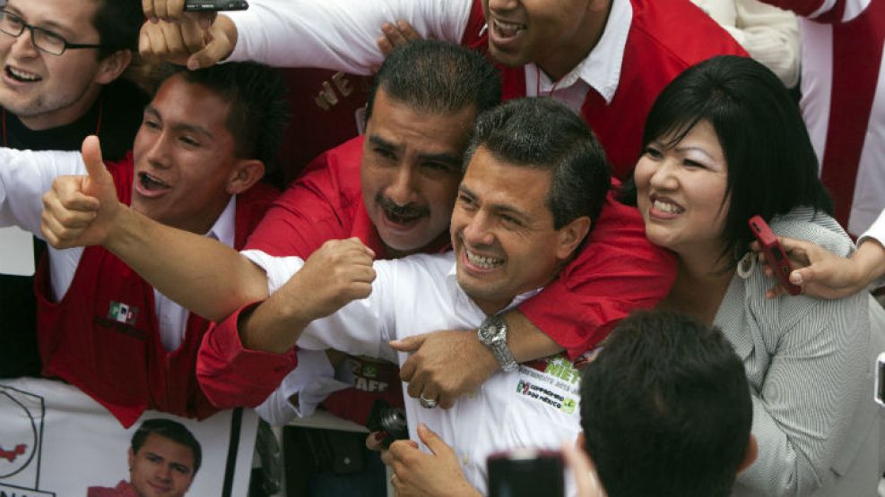 Todos abrazan al ganador de las elecciones. México tiene nuevo gobierno.