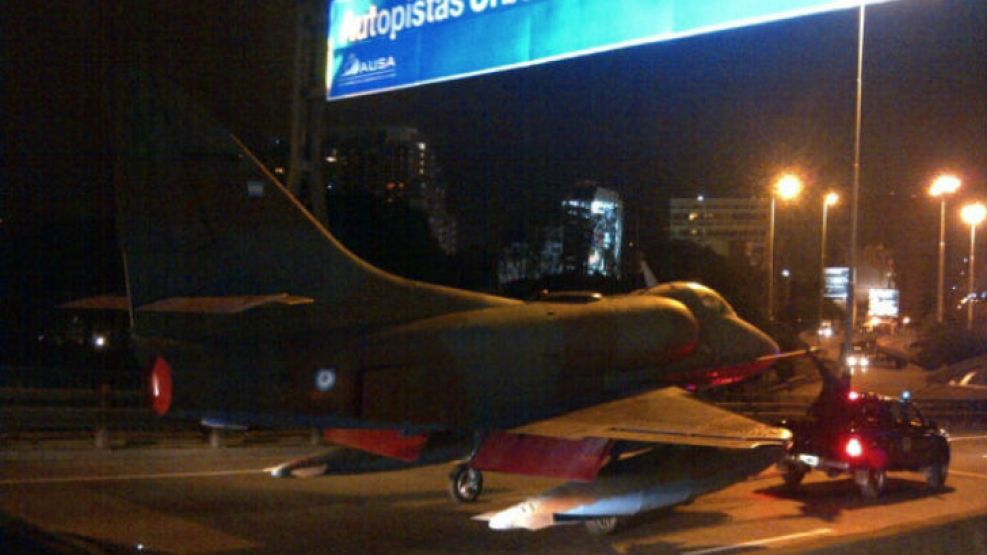 El conductor Alejandro Fantino fotografió al avión en su paso por la autopista.