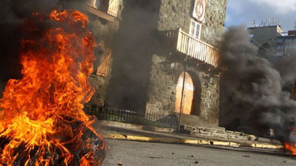 Las protestas se sucedieron en el centro cívico de Bariloche.