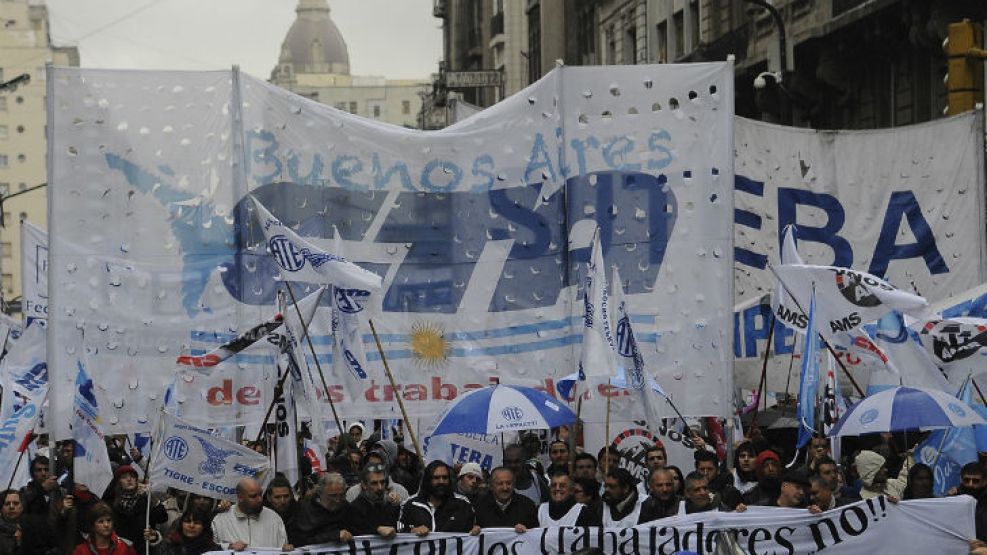 Los manifestantes se concentraron en la Plaza San Martín, frente a la sede del Ejecutivo bonaerense.