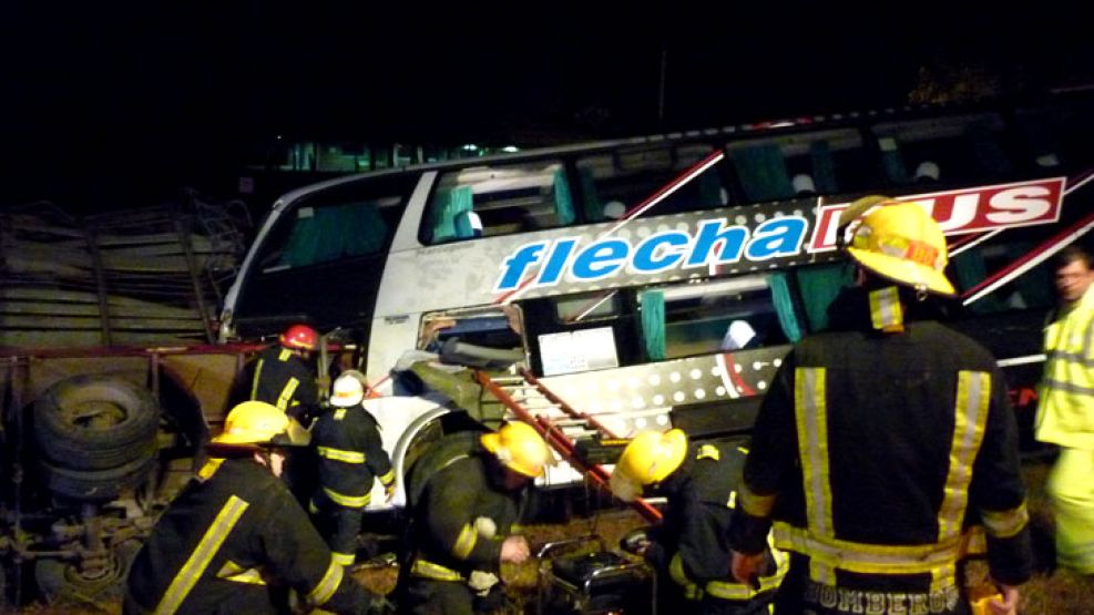 El colectivo trasladaba a 40 personas con destino a Santa Fe cuando embistió al camión jaula que transportaba ganado en pie alrededor de las 3 de la madrugada.