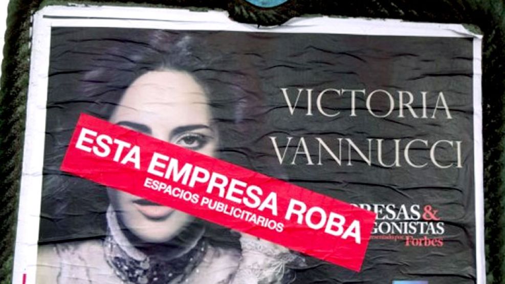 Publicidad del nuevo programa de Victoria Vanucci escrachada por no pagar por el aviso en la vía pública. 