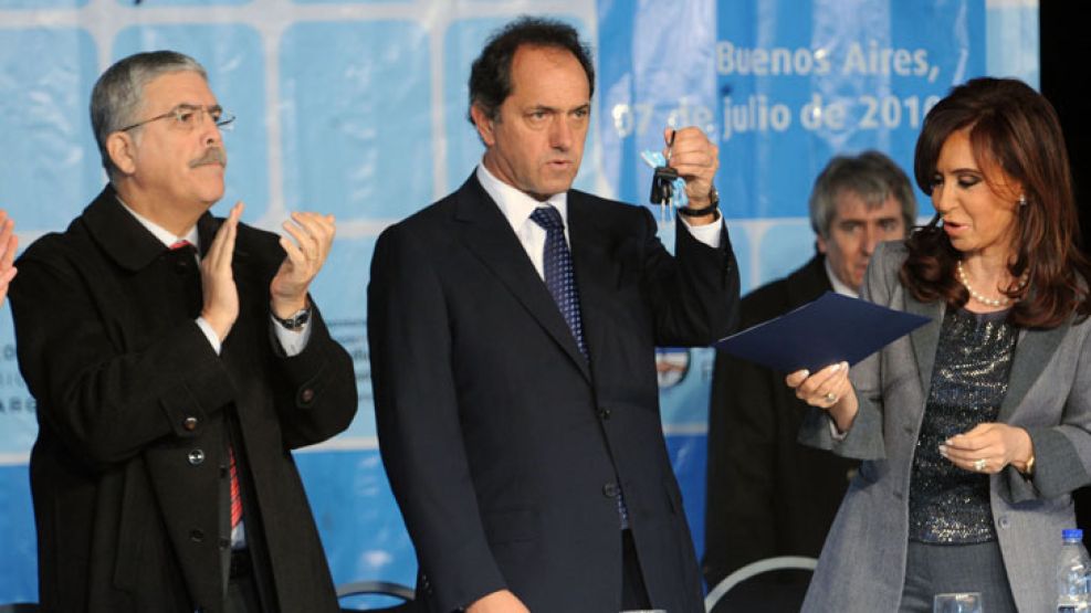 Daniel Scioli, Julio de Vido y Cristina Fernández en un acto en 2011.