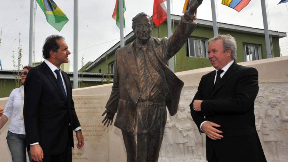 Tres kirchneristas "de fierro": Scioli, Néstor y Peralta.