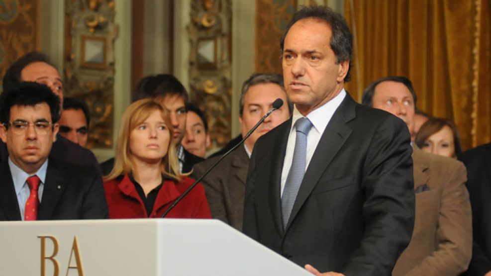 Varios políticos hablaron en las redes sociales apenas finalizó la conferencia de prensa.