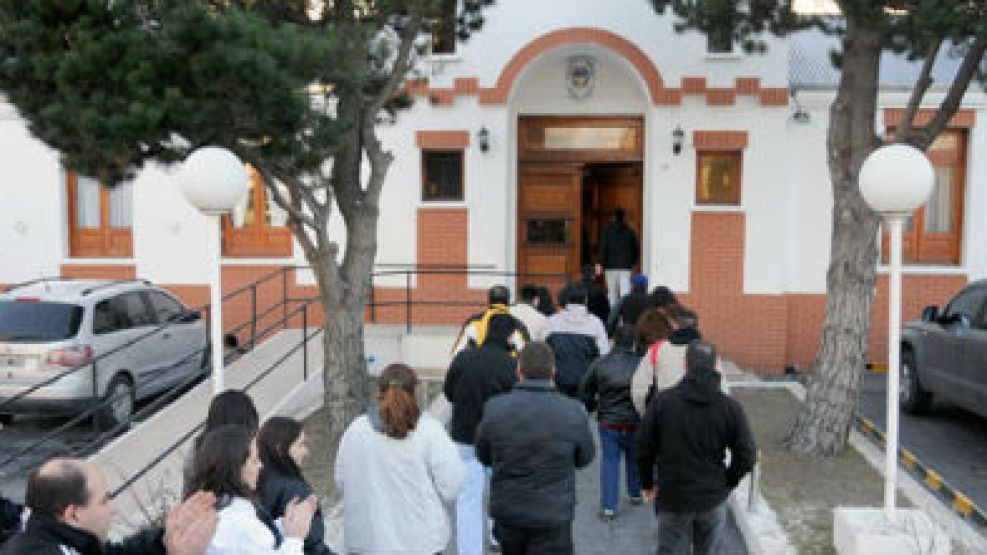 Efectivos y sus familiares protestaron en las comisarías de toda la provincia.