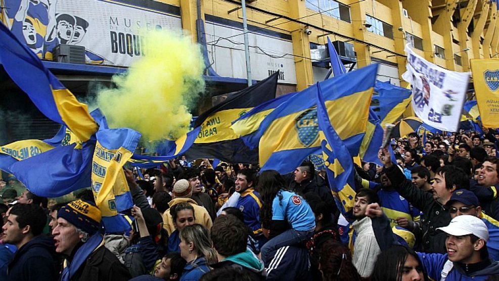 Los hinchas de Boca se congregaron en las cercanías de La Bombonera para apoyar a Riquelme.