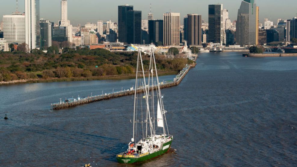 El "Rainbow Warrior III" llega a Puerto Madero, en Buenos Aires.