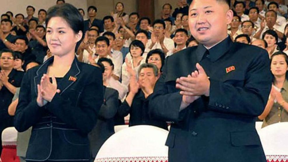 Kim Jong Un junto a la cantante del grupo "Bochombo", Hyong Song Wol. 