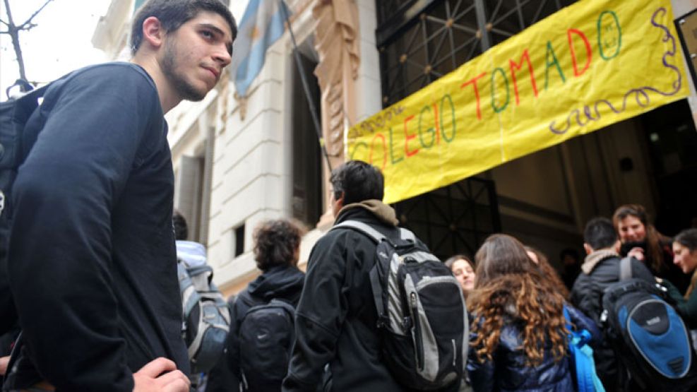 Por segundo día consecutivo, estudiantes toman las instalaciones del Colegio Carlos Pelegrini. 