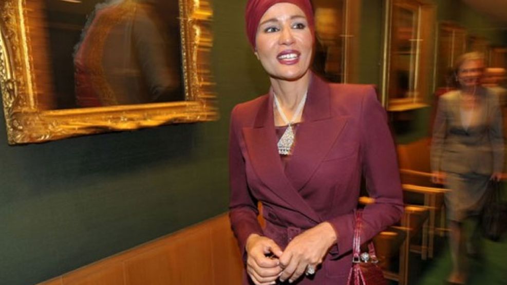 Sheikha Mozah, la segunda de las tres esposas del emir de Qatar, Hamad bin Khalifa Al Thani, es una fanática de la moda italiana.