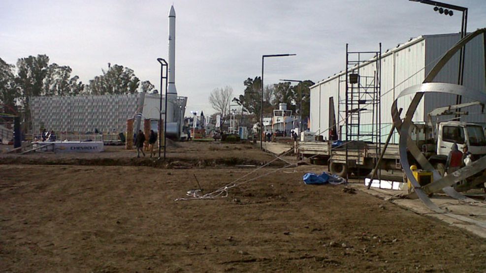 Las obras sin acabar en Tecnópolis 2012.