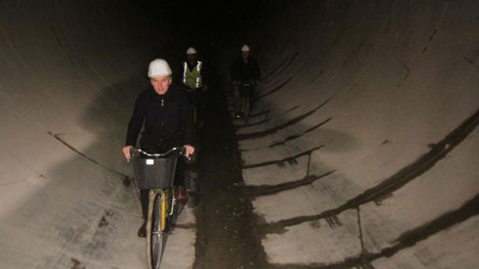 Mauricio Macri en bicicleta por las nuevas obras de alivio del Arroyo Maldonado.