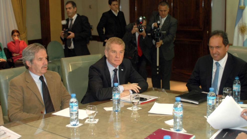 Scioli junto a Solá y De Narváez, en julio de 2009. 