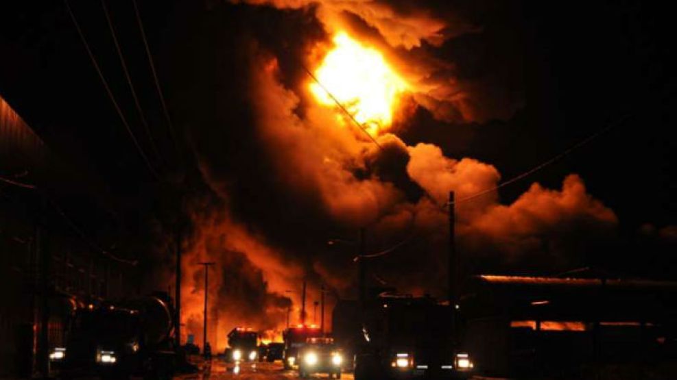 Voraz incendio afecta a cuatro fábricas en Río Grande