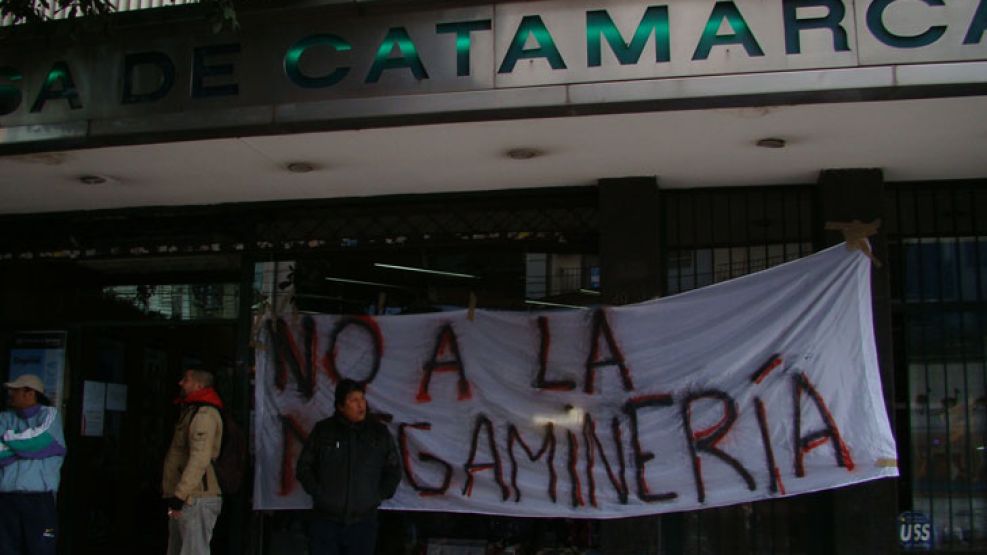 En la casa de la provincia de Catamarca, Córdoba y Uriburu, hubo bombos y corte de tránsito.