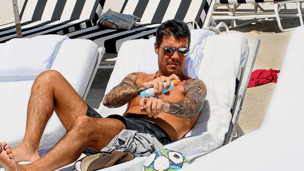 Al SOL. Además de ir a la playa, Tinelli disfrutó de su estadía en W, un lujoso hotel que suele hospedarse cada vez que va a Miami.