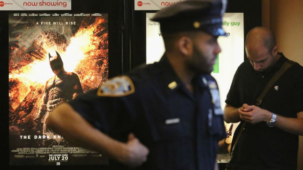 Los policías custodian las salas de cines luego de la masacre de Denver.