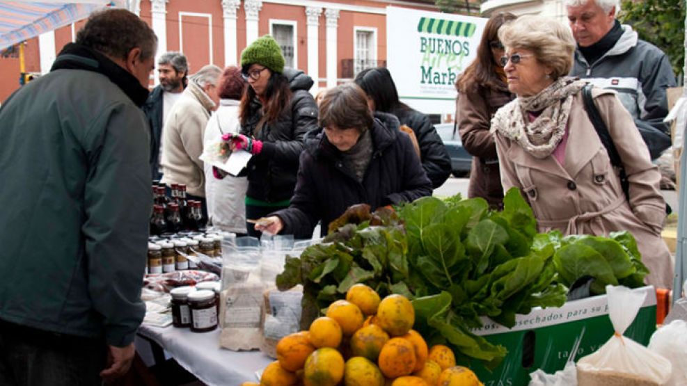 Miles de curiosos se acercaron al mercado el domingo a pesar del frío. 