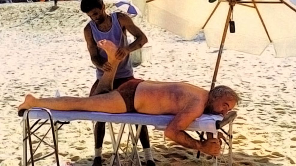 Relax. El gremialista recibe masajes en las playas de Brasil, durante otra de sus vacaciones. 