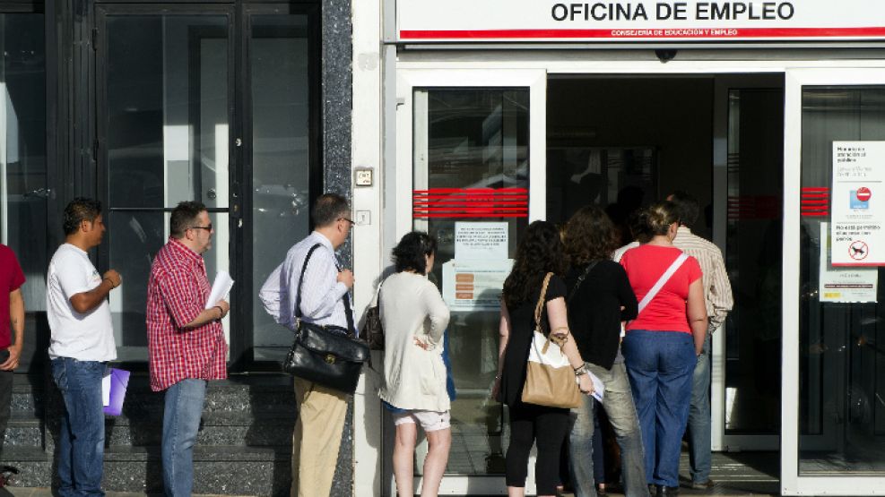 Los españoles hacen fila en las casas de empleo o de información para buscar vencer el desempleo.