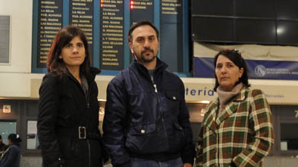 Paolo Menghini y María Luján Rey junto con la autora del primer libro sobre la tragedia, Graciela Mochkofsky (a la izq.).