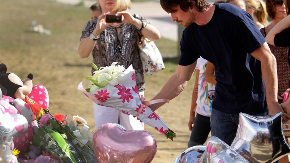 Bale visitó a los heridos y homenajeó a los muertos de la masacre del cine.