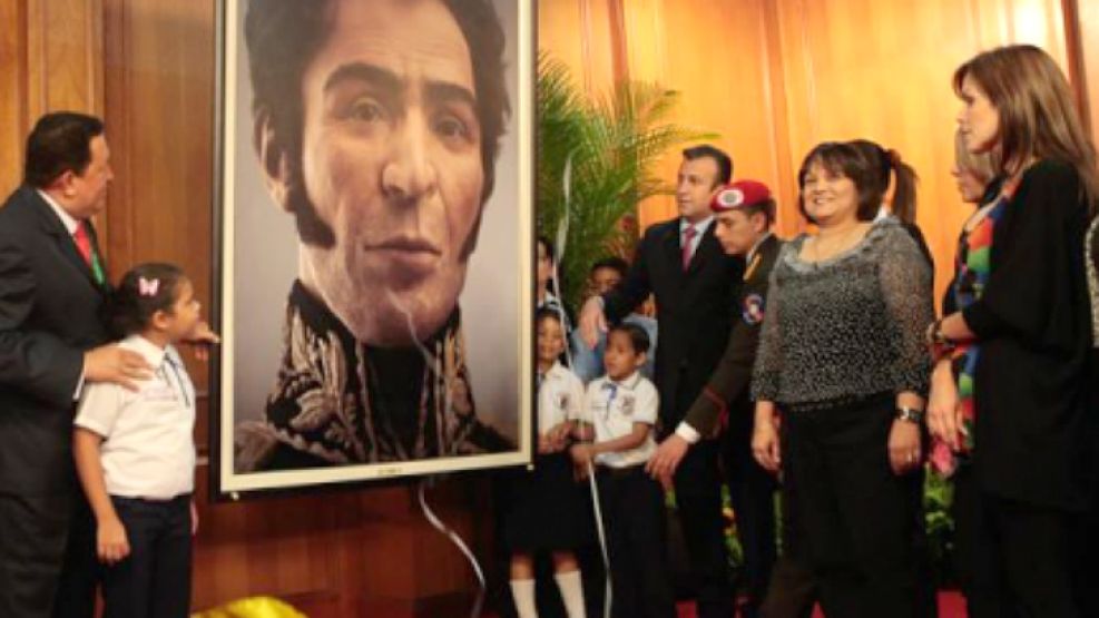 Chávez exhibe el rostro computarizado de Simón Bolívar.