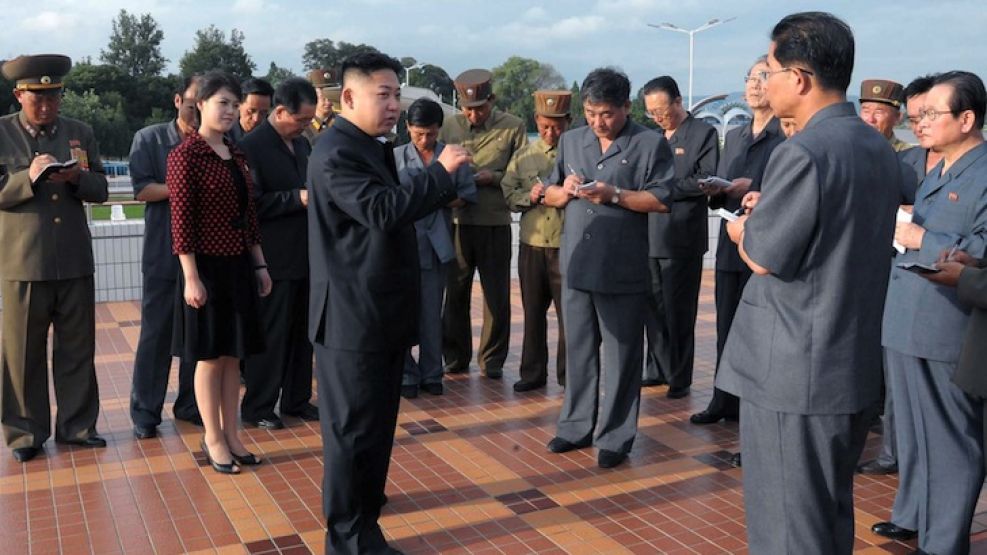 Kim Jong-un apareció junto a su esposa en la inauguración de un parque.