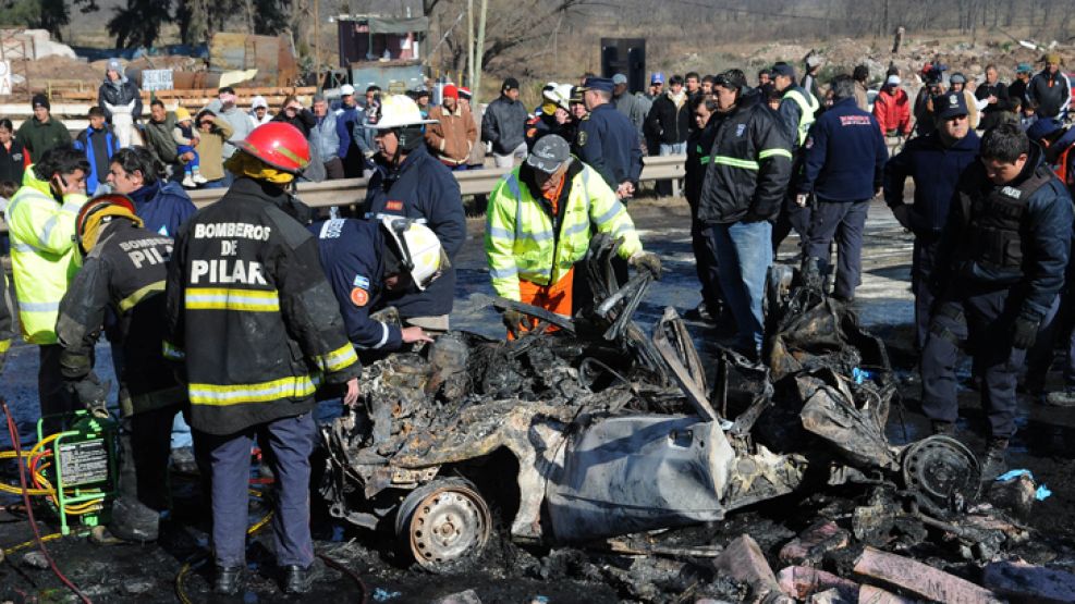 A media mañana se halló un cuerpo sin vida en un automóvil Renault carbonizado.