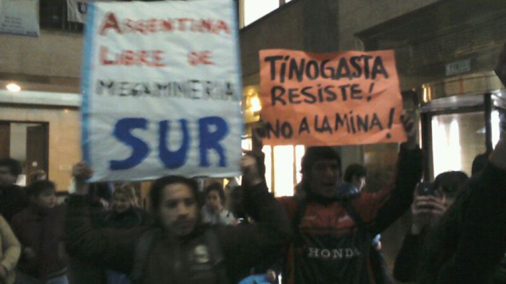 Alrededor de 150 personas reclamaban en la Secretaría de Minería.