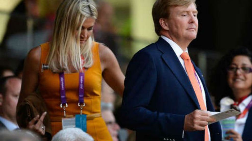 Máxima y su esposo, de naranja para apoyar a Holanda.
