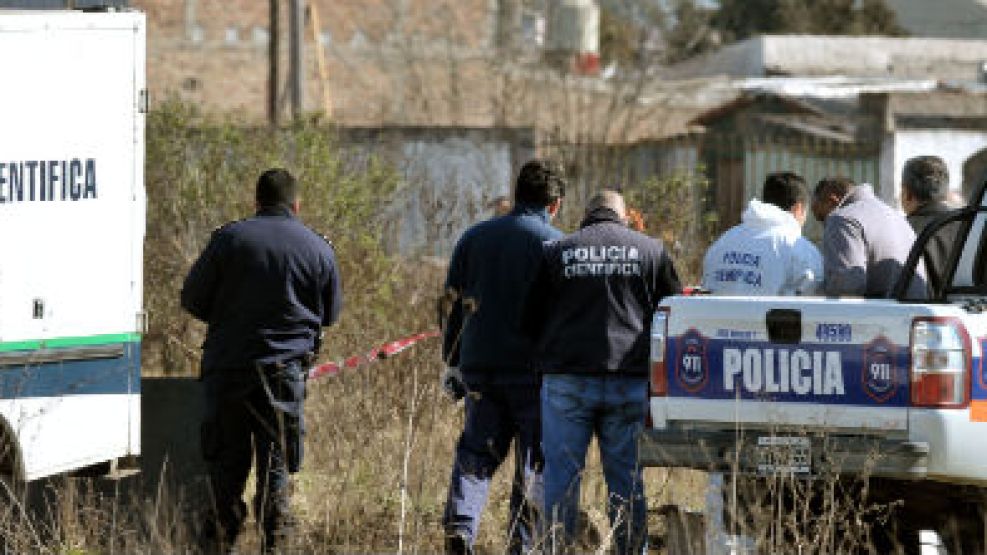 Los investigadores estuvieron trabajando todo el día en el lugar del crimen recolectando pruebas.