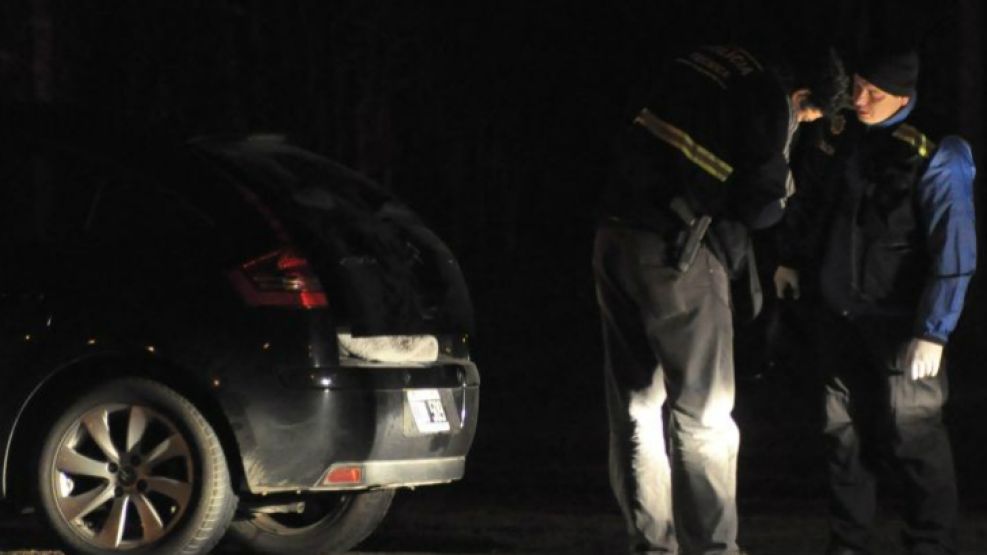 Los policías de Maldonado junto al Citroen C4, de patente argentina, luego de descubrir el cadáver en el baúl. | Foto: Gentileza diario El País (Montevideo). 