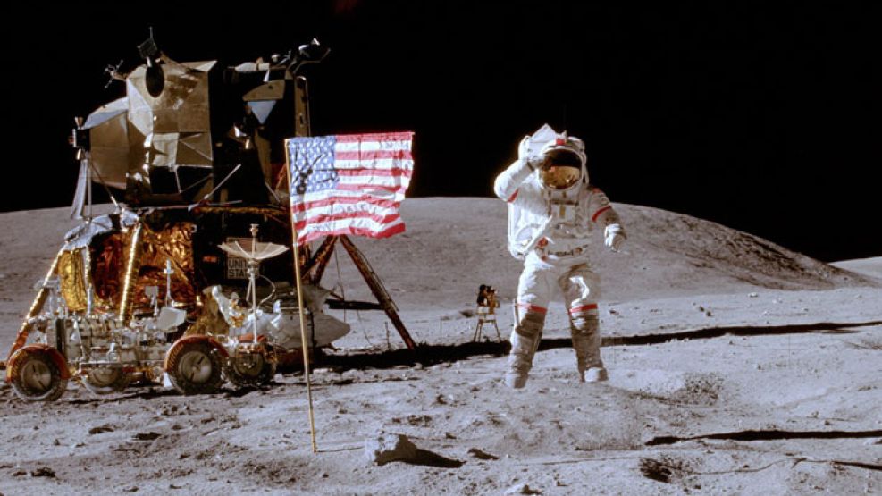 La única bandera que cayó fue la que plantaron los estadounidenses Buzz Aldrin y Neil Armstrong, los primeros en pisar la Luna en 1969.