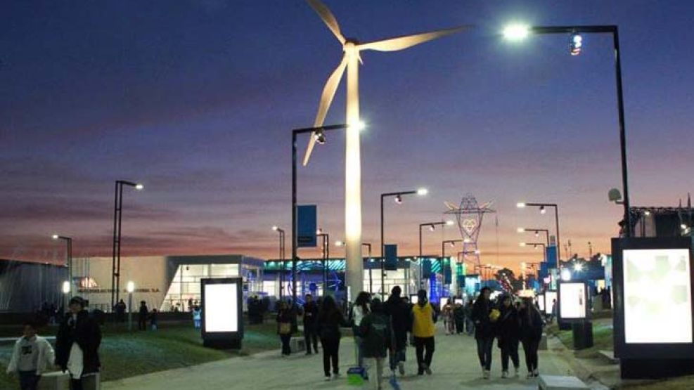 Los dos molinos eólicos expuestos en Tecnópolis fueron desmantelados esta mañana.