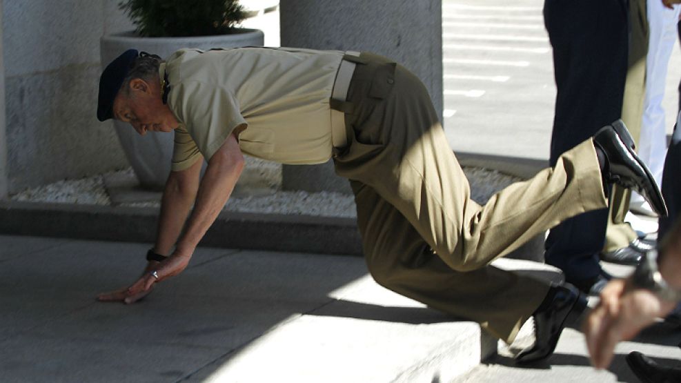 El rey Juan Carlos tropieza con un escalón y cae al suelo al entrar hoy en la sede del Estado Mayor de la Defensa.