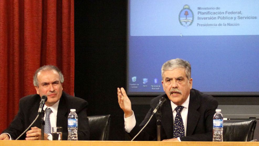 Julio de Vido, ministro de Planificación Federal junto José López, secretario de Obras Públicas, al anunciar el aumento de tarifas de los peajes